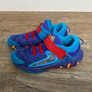 Nike Giannis Immortality 2 kids shoes, Velcro closure, size 2.5Y.
